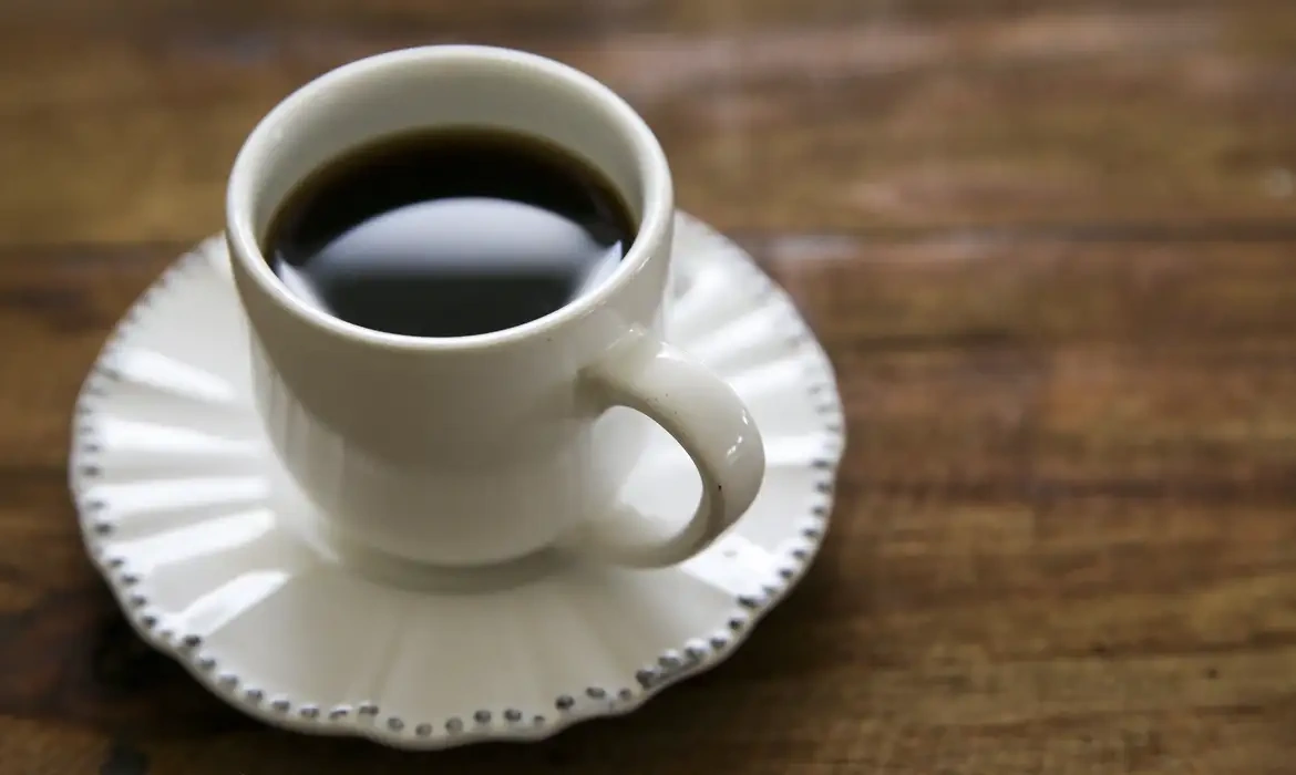 Dia Mundial do Café: bebida reduz em 18% o risco de demência, aponta estudo