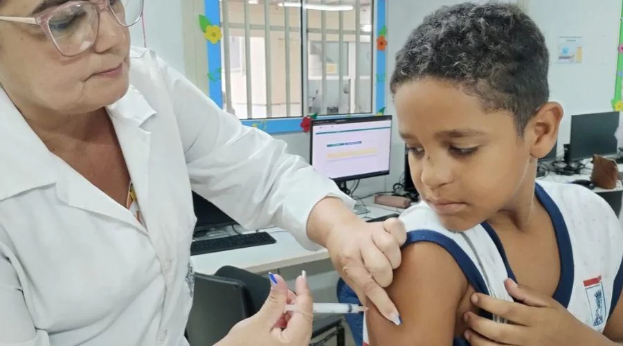 Vacinação nas escolas segue até dia 30 e meta é imunizar 27 milhões