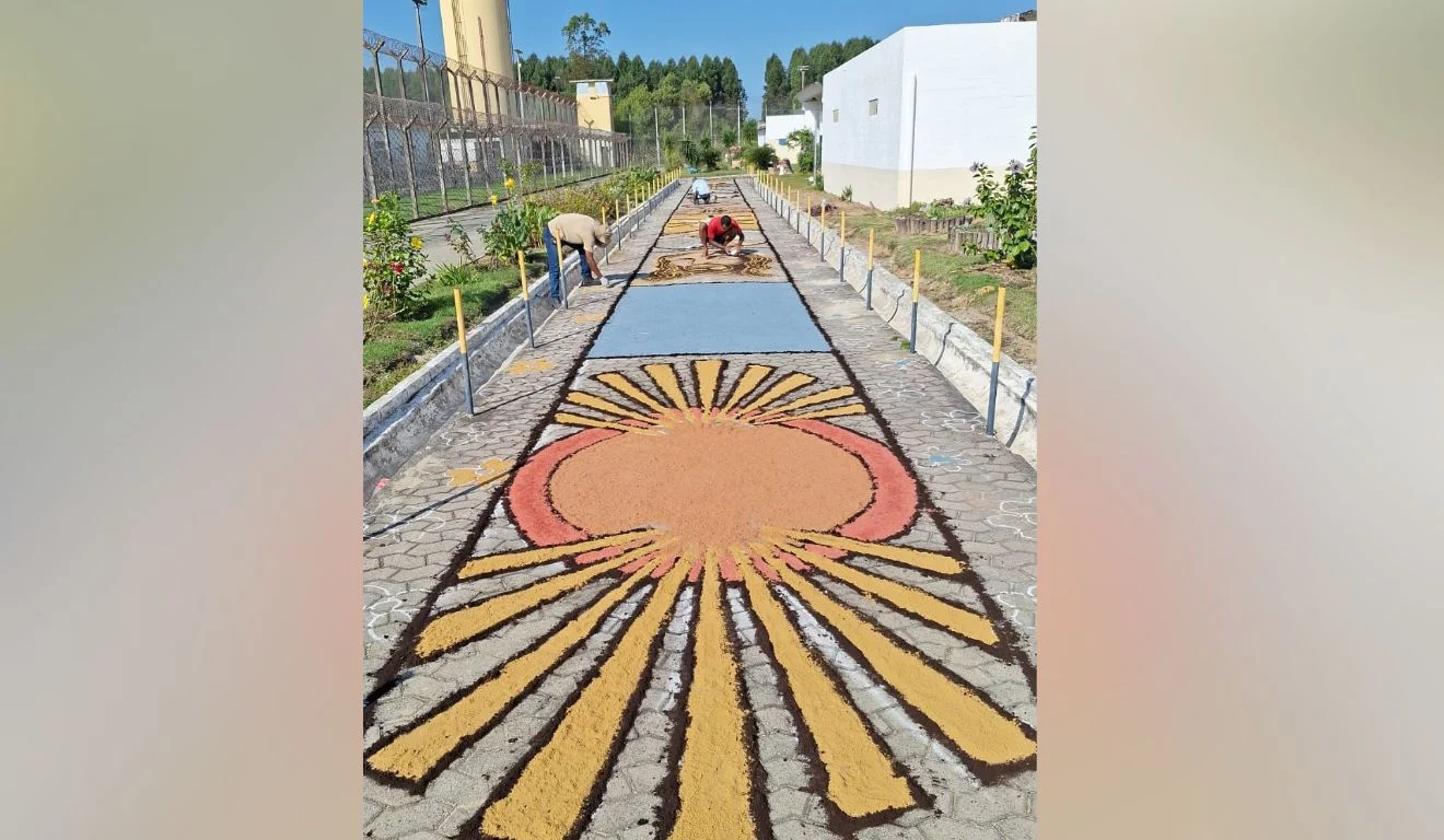 Corpus Christi nos presídios: detentos confeccionam tapetes em 5 cidades do ES