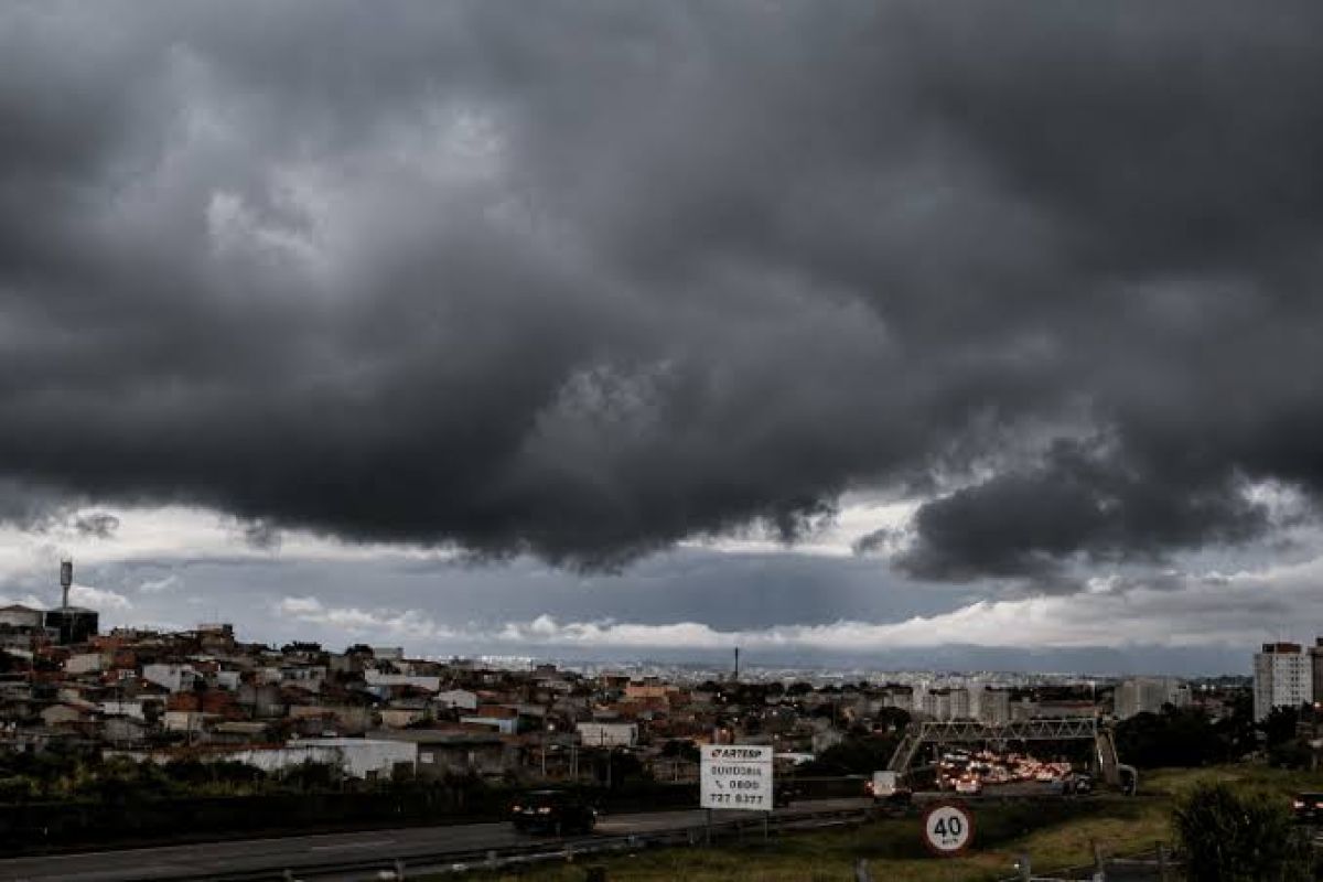 Após fim de semana de calor, frente fria deve chegar ao ES nesta segunda 